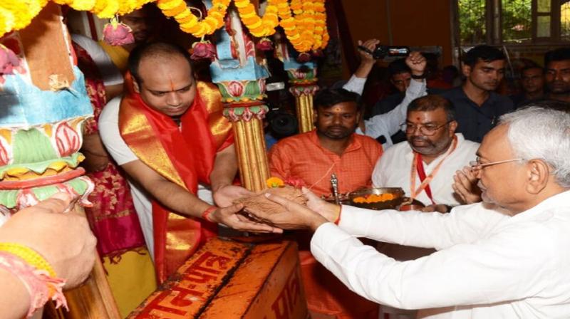 The Chief Minister offered prayers at the Baba Brahmeshwar Nath Temple located at Brahmapur in Buxar during the Samadhan Yatra.