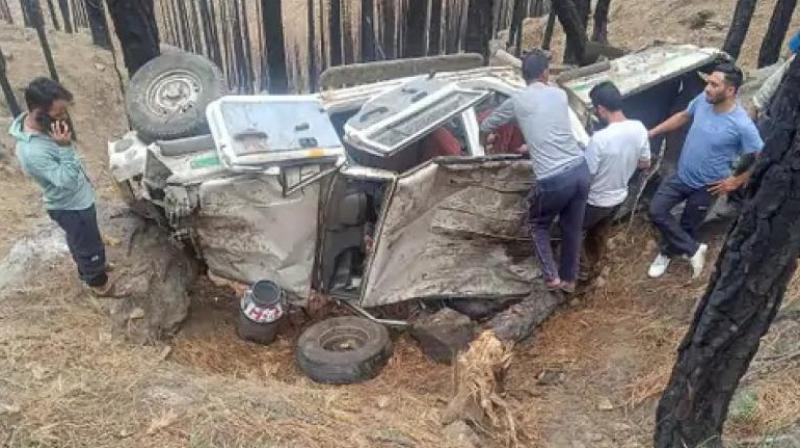 Car fell into a ravine in Himachal Pradesh News in hindi