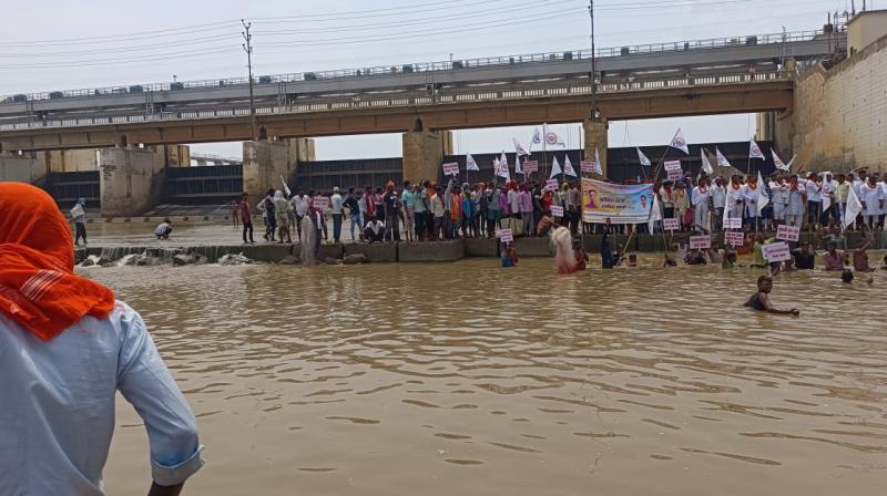 COFFED did water satyagraha on Indrapuri reservoir with fishermen committees