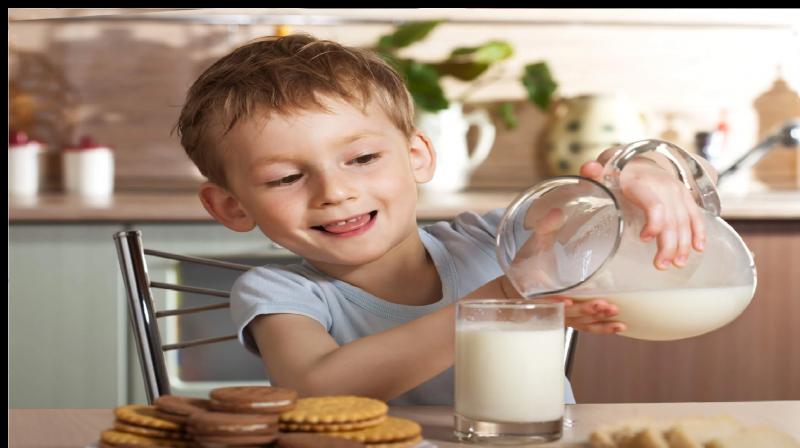 Give milk to children by mixing these things instead of sugar, it will also be beneficial for health.