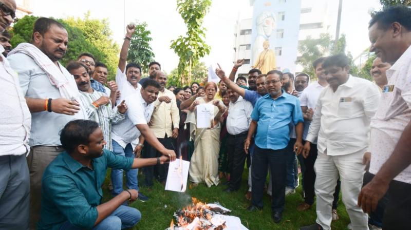 Protest to Municipal Amendment Bill at Patna MC Headquarters news in hindi