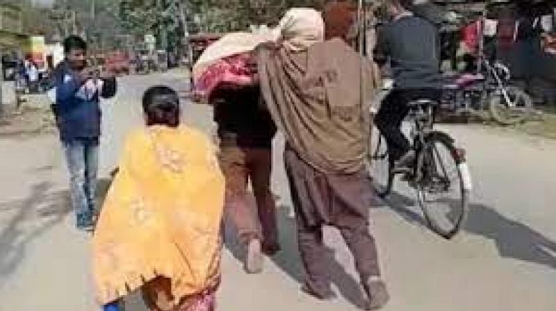 Bengal: There was no money to pay for the ambulance, so the son walked 50 km carrying his mother's body on his shoulder