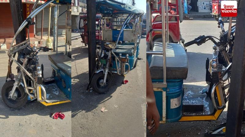 An e-rickshaw collided with a pole in Jalandhar News In Hindi