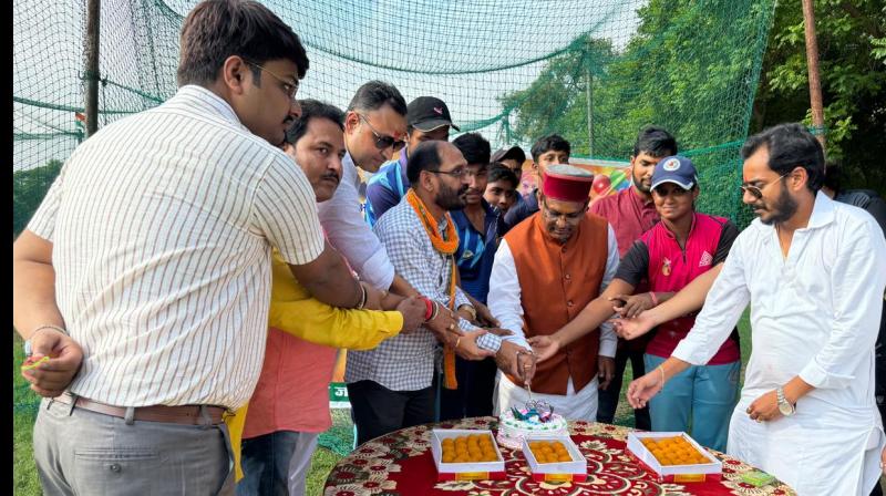 BJP Sports Cell cuts cake on the occasion of Prime Minister birthday news in hindi