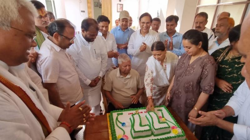 Lalu Prasad 77th birthday, Cut 77 pound cake with family news in hindi
