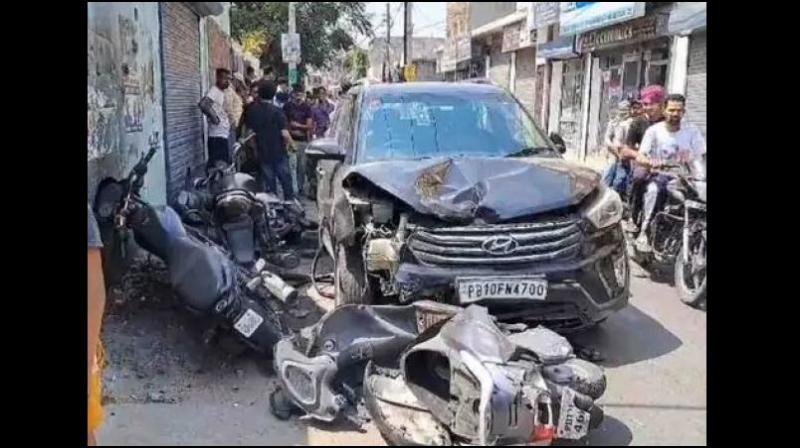 Ludhiana Accident News Girl driving car crushed 4 people, 2 children legs broken condition critical