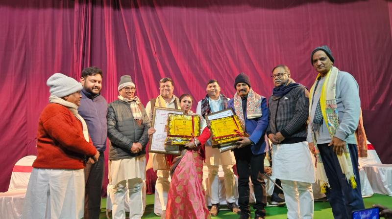 s Bihar's Art, Culture and Youth Department Minister Jitendra Kumar Rai honored Archana Soni.