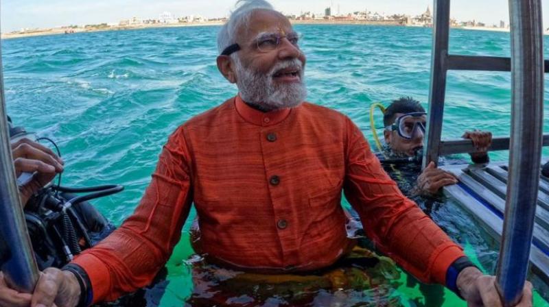 Dwarka news: Prime Minister Narendra Modi took a dip in Dwarka, offered peacock feathers to Lord Krishna