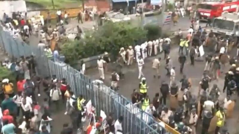 Nabanna Rally: Lathi charge on protesters carrying out 'Nabanna Abhiyaan', water cannons near Howrah Bridge