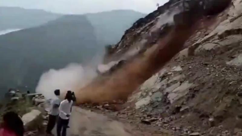 Landslide in Nahan due to heavy rain, roads blocked news in hindi