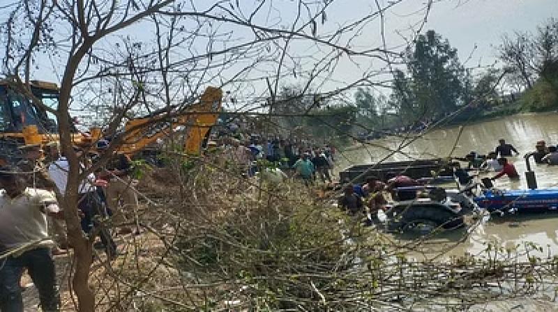 Tractor trolley of devotees going to take bath in Ganga fell into the pond in Kasganj, UP, 19 died