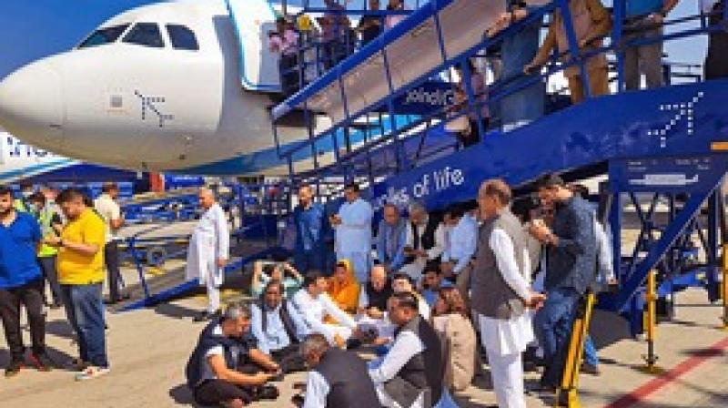 Pawan Khera was offloaded from the plane, police detained (फोटो साभार PTI)