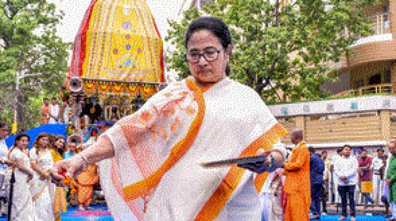 West Bengal: Mamata Banerjee prays for the victims of the Balasore train accident during the Rath Yatra