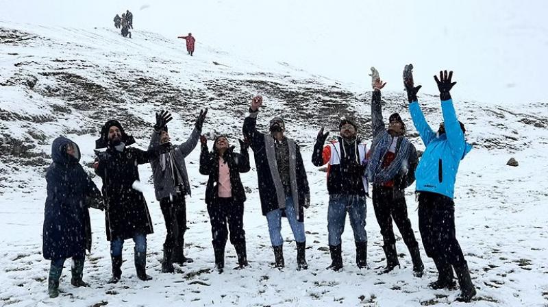 Fresh snowfall in Kashmir, flight services affected at Srinagar airport