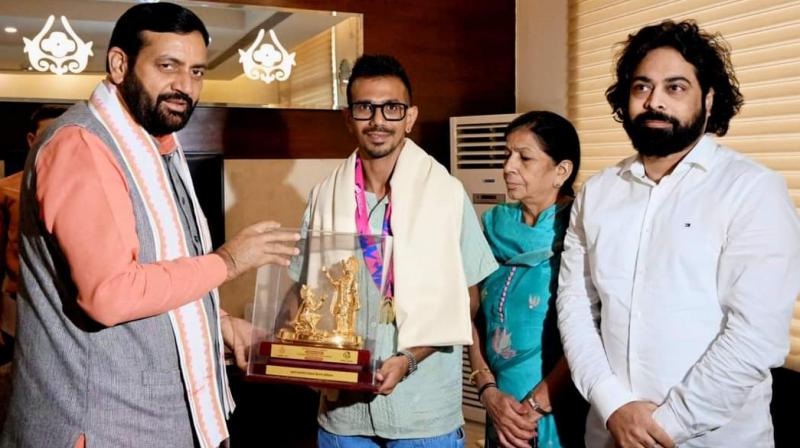 CM Saini met cricketer Yuzvendra Chahal news in hindi