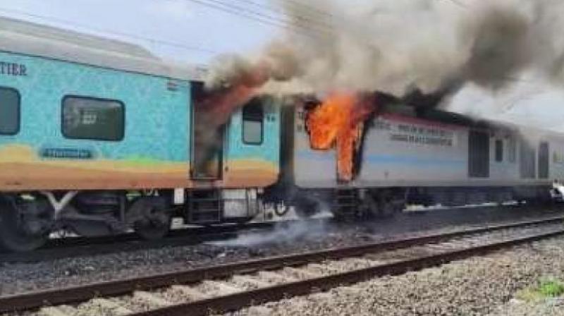 Humsafar Superfats Express train caught fire, passengers evacuated safely