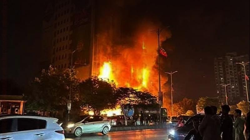 A terrible fire broke out in a shopping mall in Karachi 