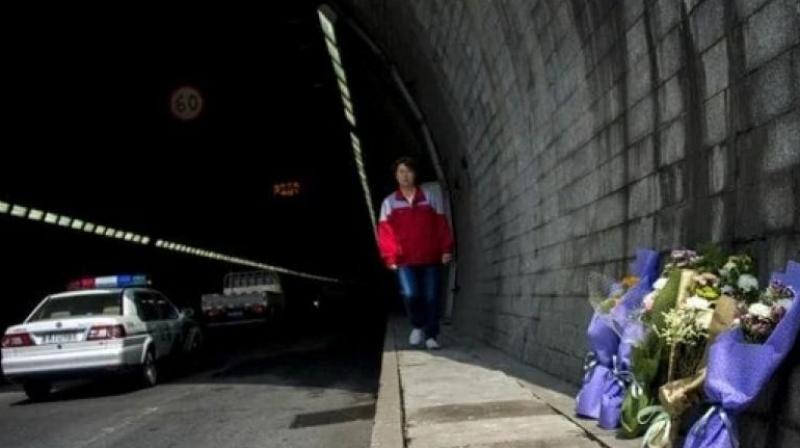 Bus collides with tunnel wall in China; 14 people died news in hindi