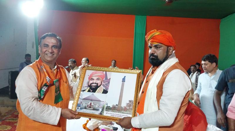 BJP leader AP Pathak honored BJP President Samrat Chowdhary in Bettiah