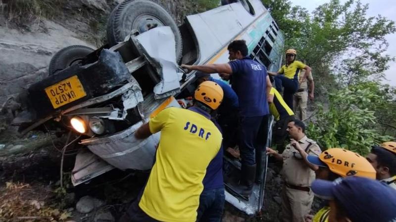 A bus full of passengers fell into a ditch in Haridwar