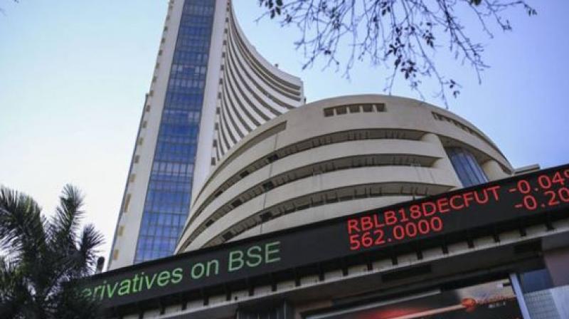 Sensex breaks 261 points in early trade, Nifty also weak