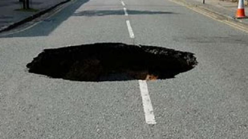 What the children did by seeing the pit in the middle of the road will surprise you.