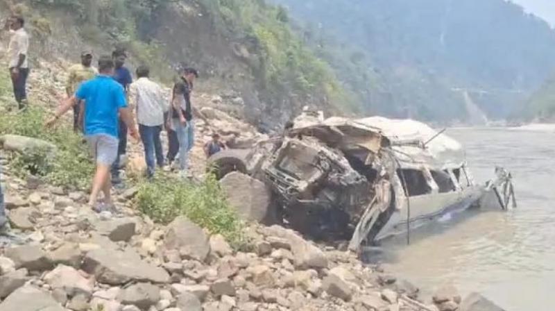 Mini bus carrying more than 17 passengers meets with accident in Rudraprayag Uttarakhand News
