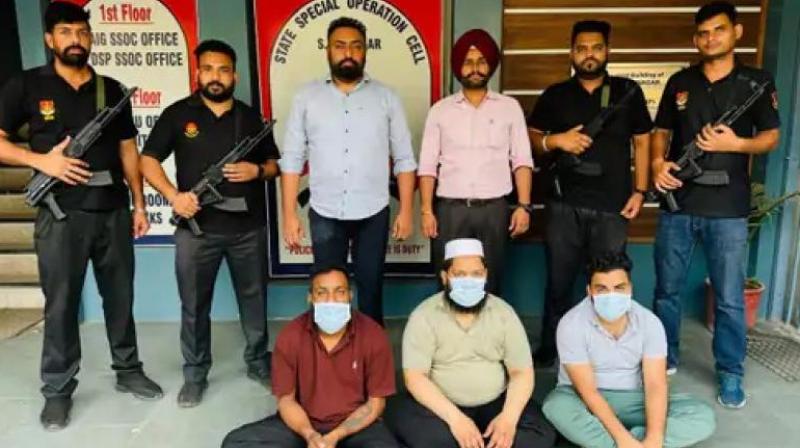 3 agents arrested for sending notorious criminals abroad news in hindi