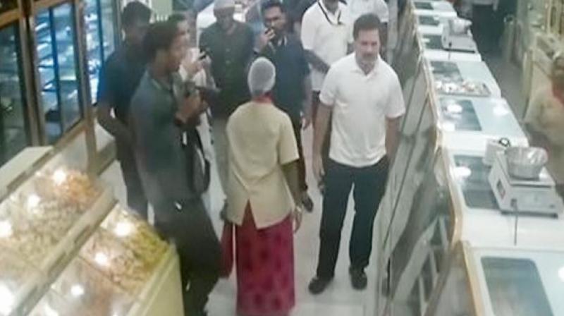  Congress MP Rahul Gandhi visited a sweet shop in Tamil Nadu 