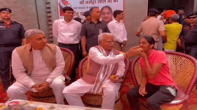 Chief Minister Khattar reached the house of world boxing champion Neetu