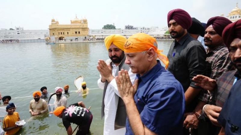 CM Bhagwant Mann and Manish Sisodia paid obeisance at Sri Darbar Sahib news in hindi