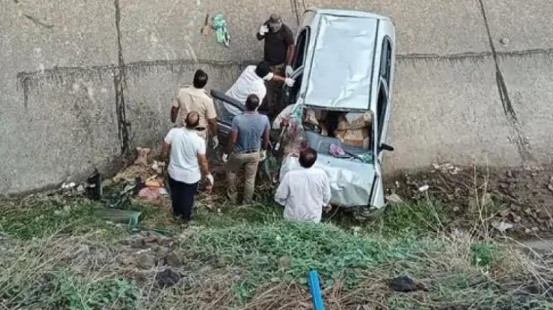  Car falls into a canal in Sangli, Maharashtra news in hindi