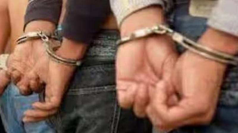 UP: Two smugglers arrested with 53 grams of smack