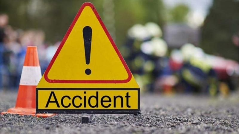 Car collides with container in Gujarat, 5 killed, 1 child injured news in hindi