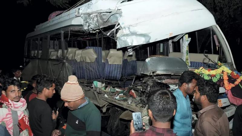 Jharkhand accident, Bus filled with wedding procession collides with truck news 