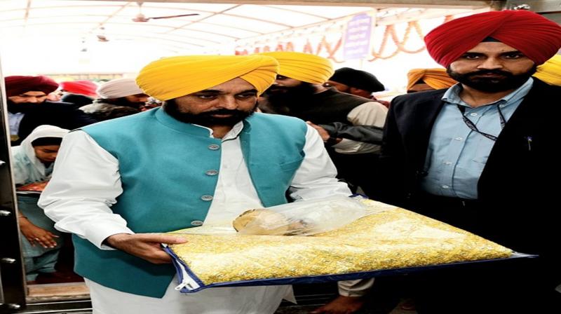 Punjab: Chief Minister Mann paid obeisance at Takht Shri Keshgarh, took part in 'Hola-Mohalla'